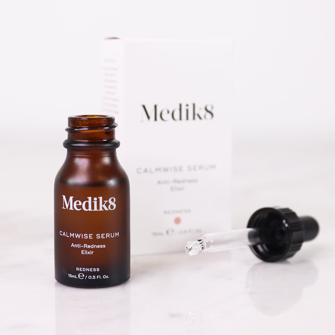 Medik8 Calmwise Serum 15ml frasco con pipeta y caja sobre mármol