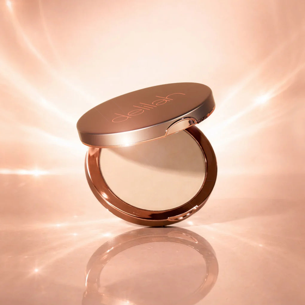 Delilah Cosmetics Pure Touch Hyaluronic Pressed Powder ambiente