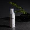 Medik8 Gentle Cleanse frasco sobre fondo oscuro con helecho