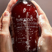 Oolaboo Super Foodies Happy Hand Soap frasco en las manos con espuma de jabón