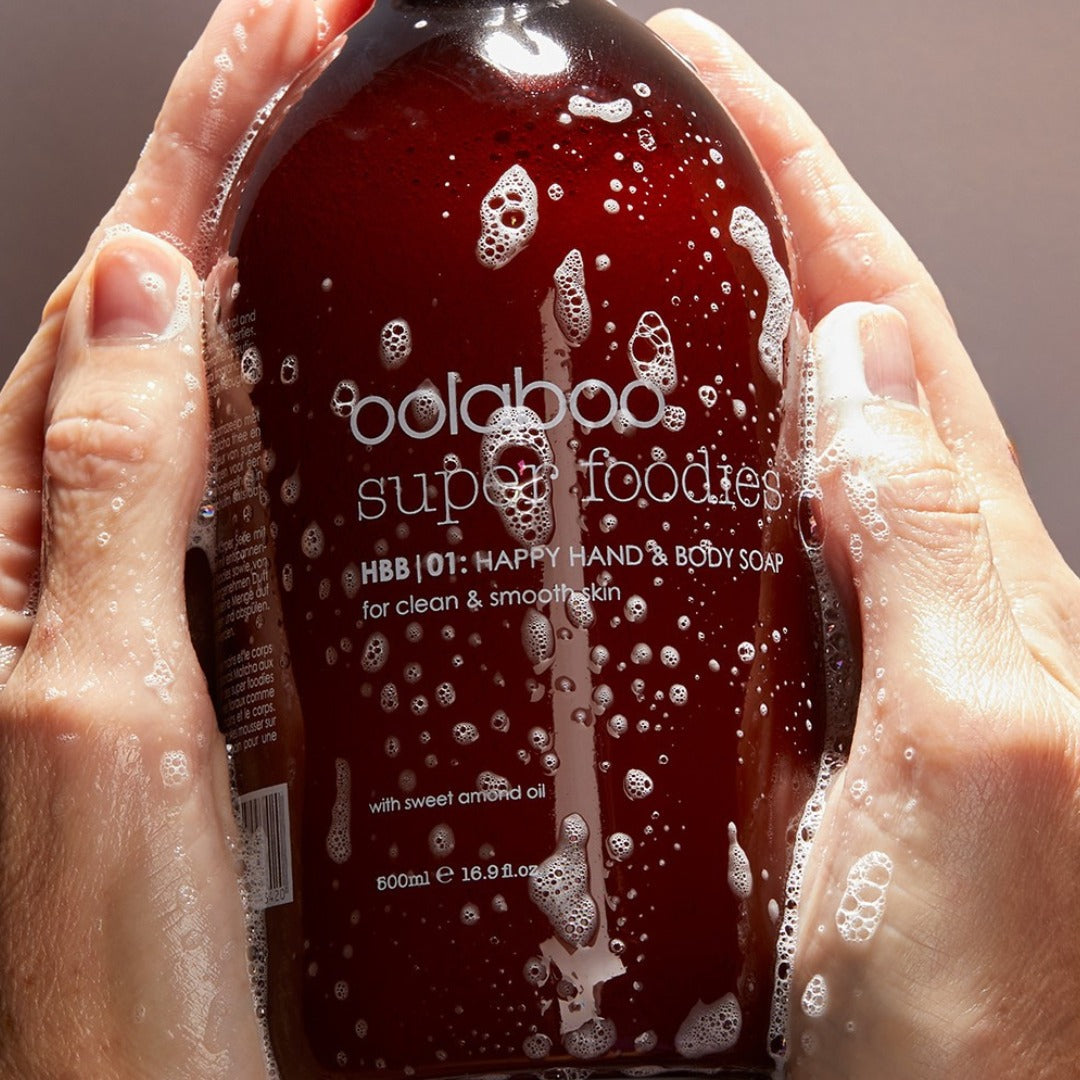 Oolaboo Super Foodies Happy Hand Soap frasco en las manos con espuma de jabón