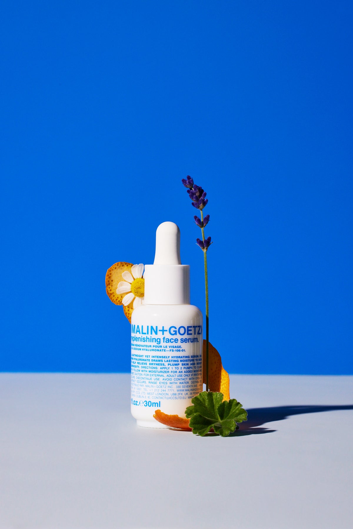 Malin+Goetz Replenishing Face Serum ambiente con manzanilla