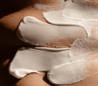 Salt & Stone Body Lotion - Black Rose & Oud structuur