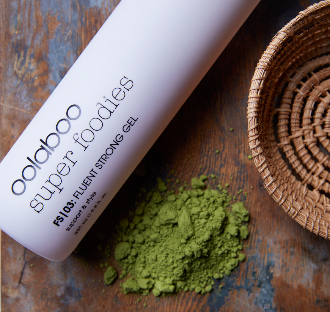 Oolaboo Super Foodies Fluent Strong Gel con polvo de matcha sobre madera