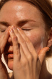Alpha-H Balancing Cleanser limpieza del rostro con las manos