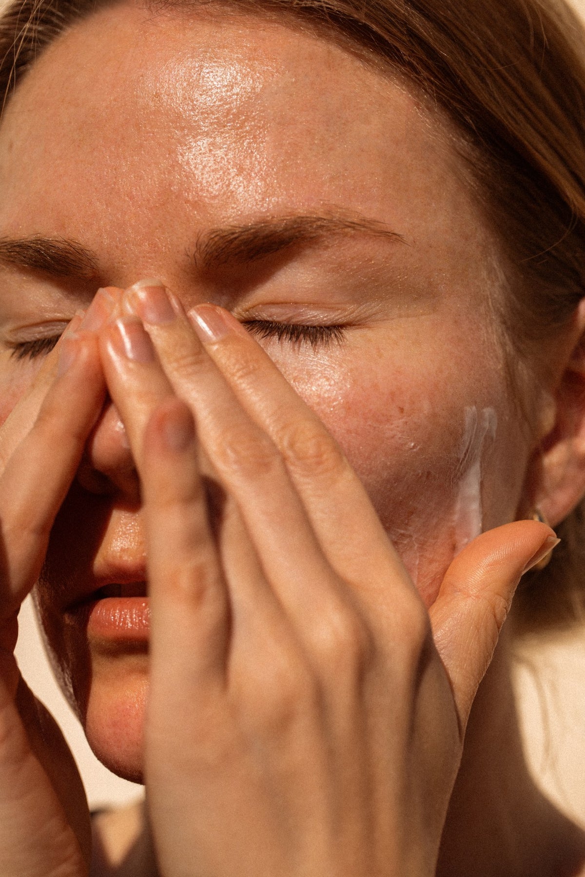 Alpha-H Balancing Cleanser limpieza del rostro con las manos