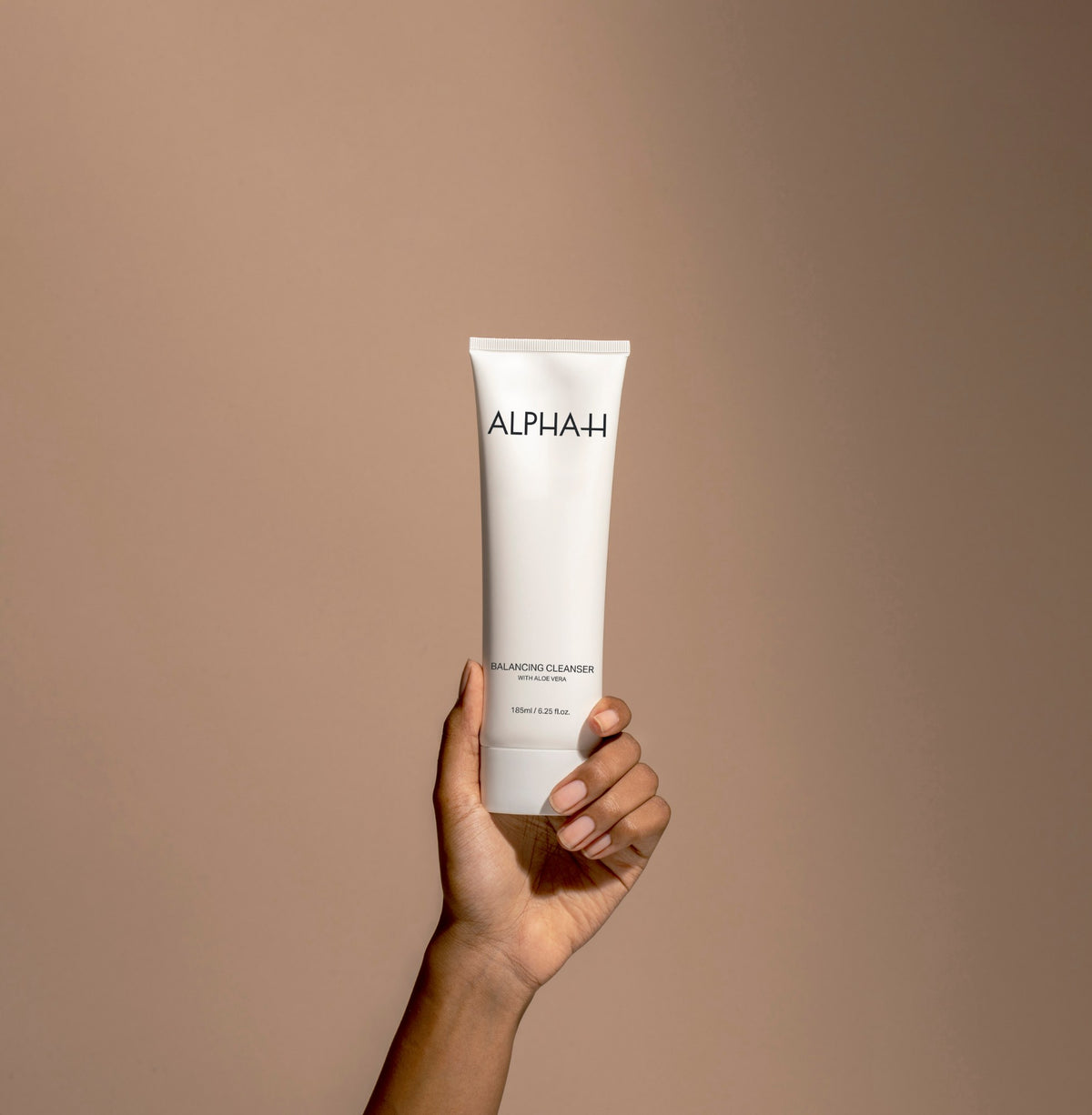 Alpha-H Balancing Cleanser tubo en la mano