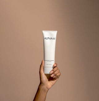 Alpha-H Balancing Cleanser tubo en la mano