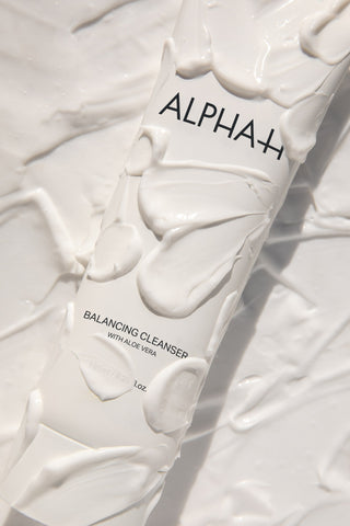 Alpha-H Balancing Cleanser tubo en la textura