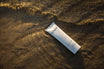 Alpha-H Balancing Cleanser tubo en el agua