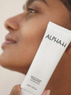 Alpha-H Beauty Sleep Power Peel tubo junto al rostro