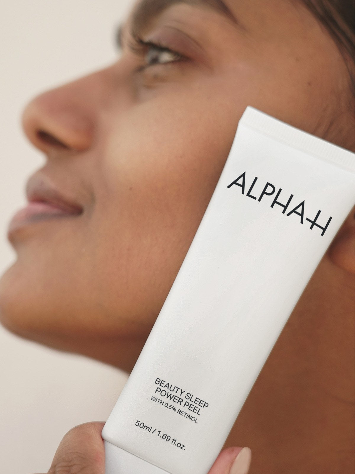 Alpha-H Beauty Sleep Power Peel tubo junto al rostro