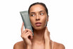 Alpha-H Clear Skin Face & Body Wash modelo con el tubo junto al rostro