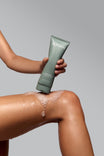 Alpha-H Clear Skin Face & Body Wash espuma sobre la pierna