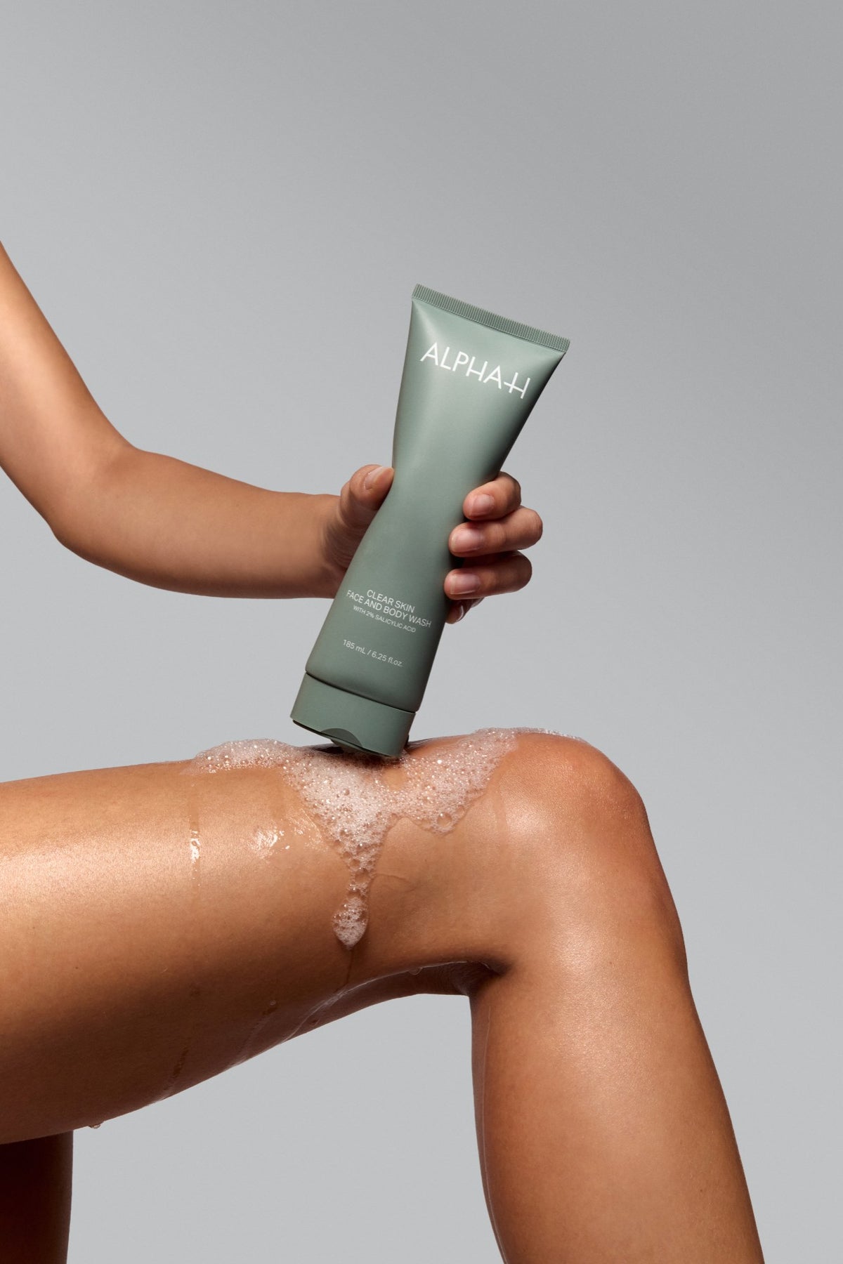 Alpha-H Clear Skin Face & Body Wash espuma sobre la pierna