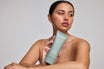 Alpha-H Daily Dose Multivitamin Body Serum modelo con el tubo