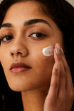 Alpha-H Essential Hydration Cream modelo aplicando la crema