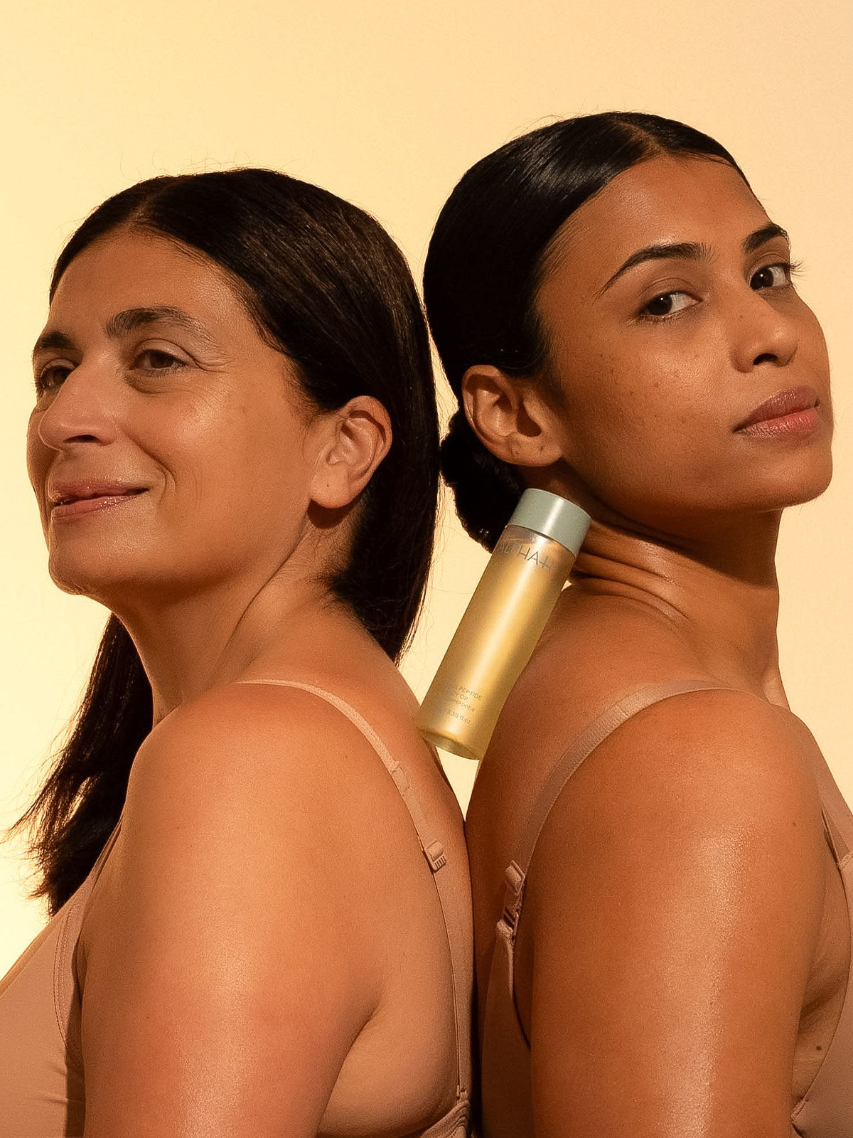 Alpha-H Firming Peptide Body Oil dos modelos con el frasco