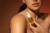 Alpha-H Golden Haze Face Oil modelo con el frasco