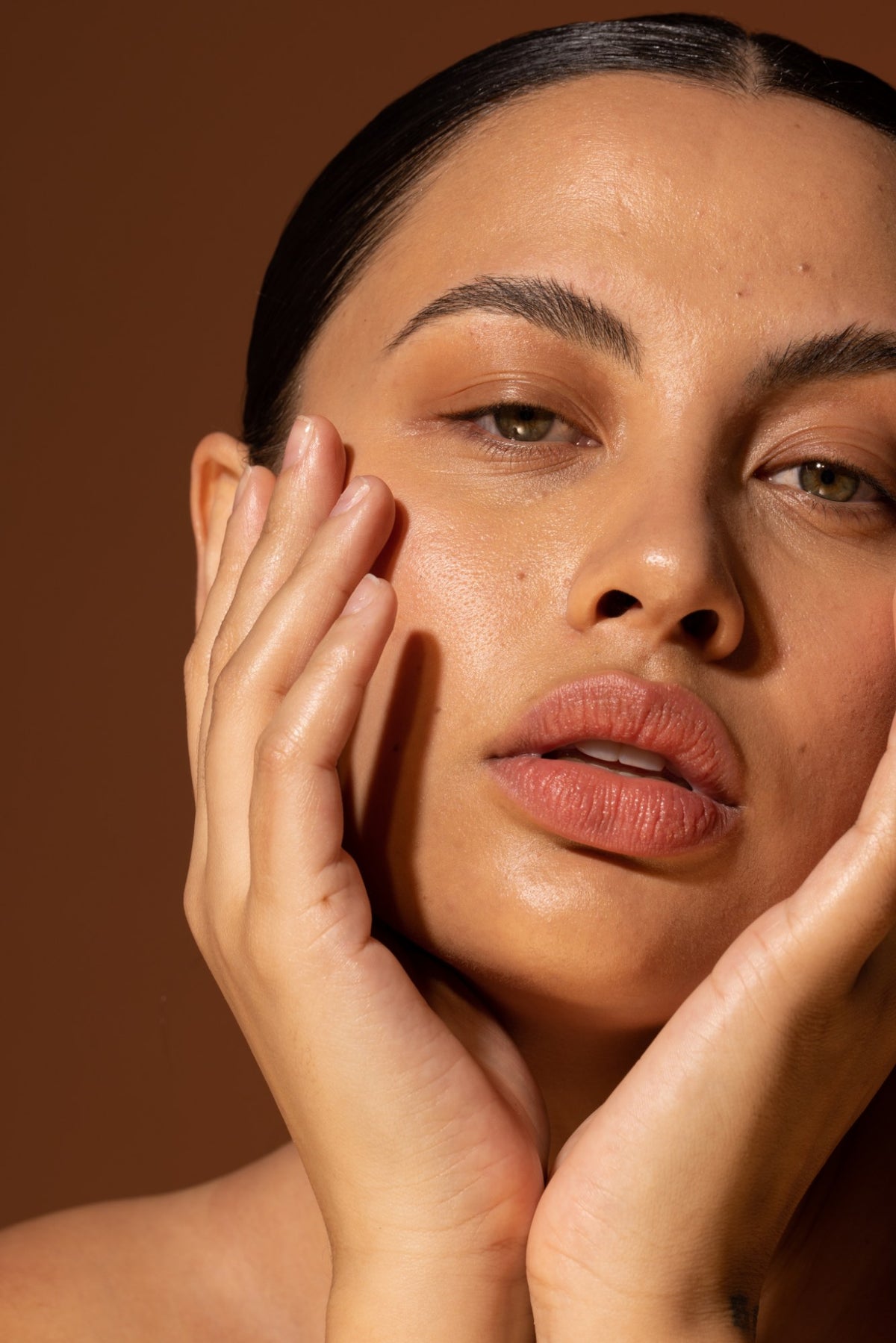 Alpha-H Golden Haze Face Oil modelo con la piel radiante