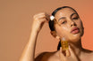Alpha-H Golden Haze Face Oil aplicación del aceite con pipeta