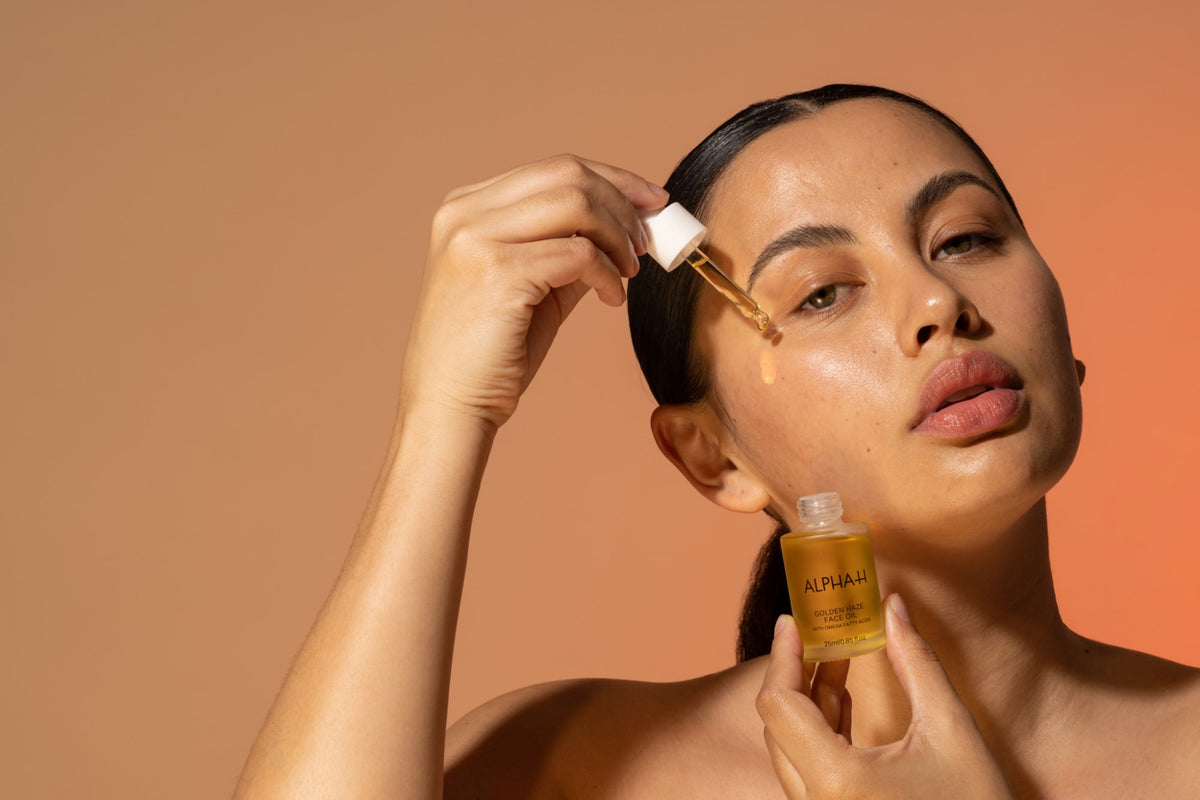 Alpha-H Golden Haze Face Oil aplicación del aceite con pipeta