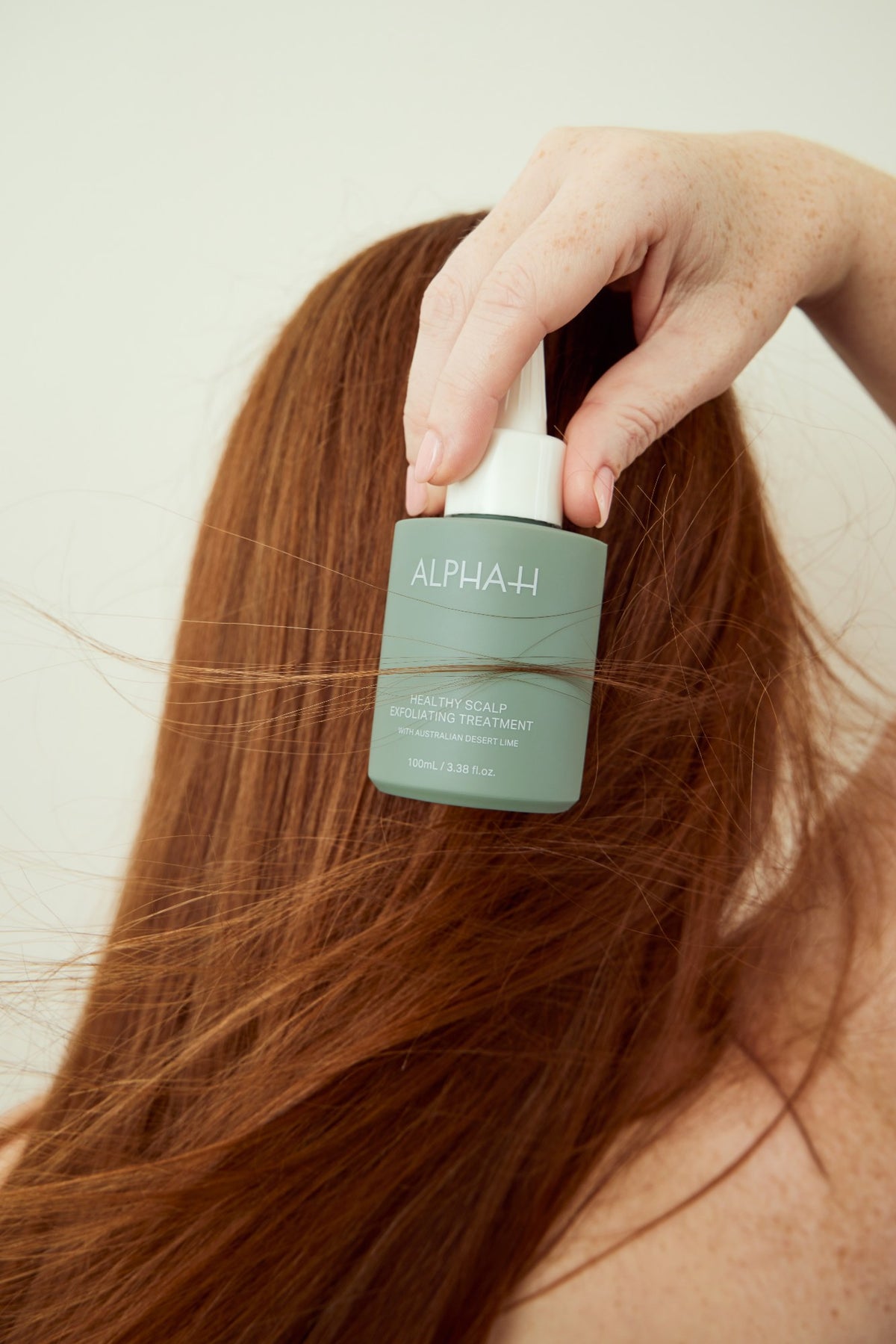 Alpha-H Healthy Scalp Exfoliating Treatment frasco en el cabello