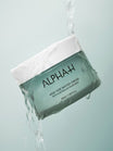 Alpha-H High Tide Water Cream tarro bajo agua corriente