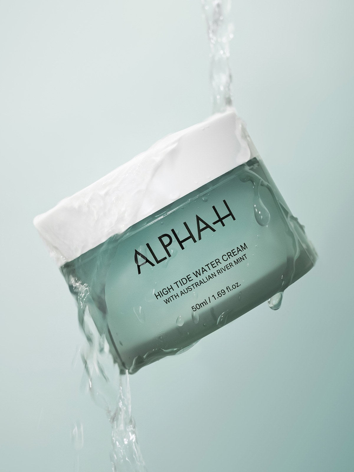 Alpha-H High Tide Water Cream tarro bajo agua corriente