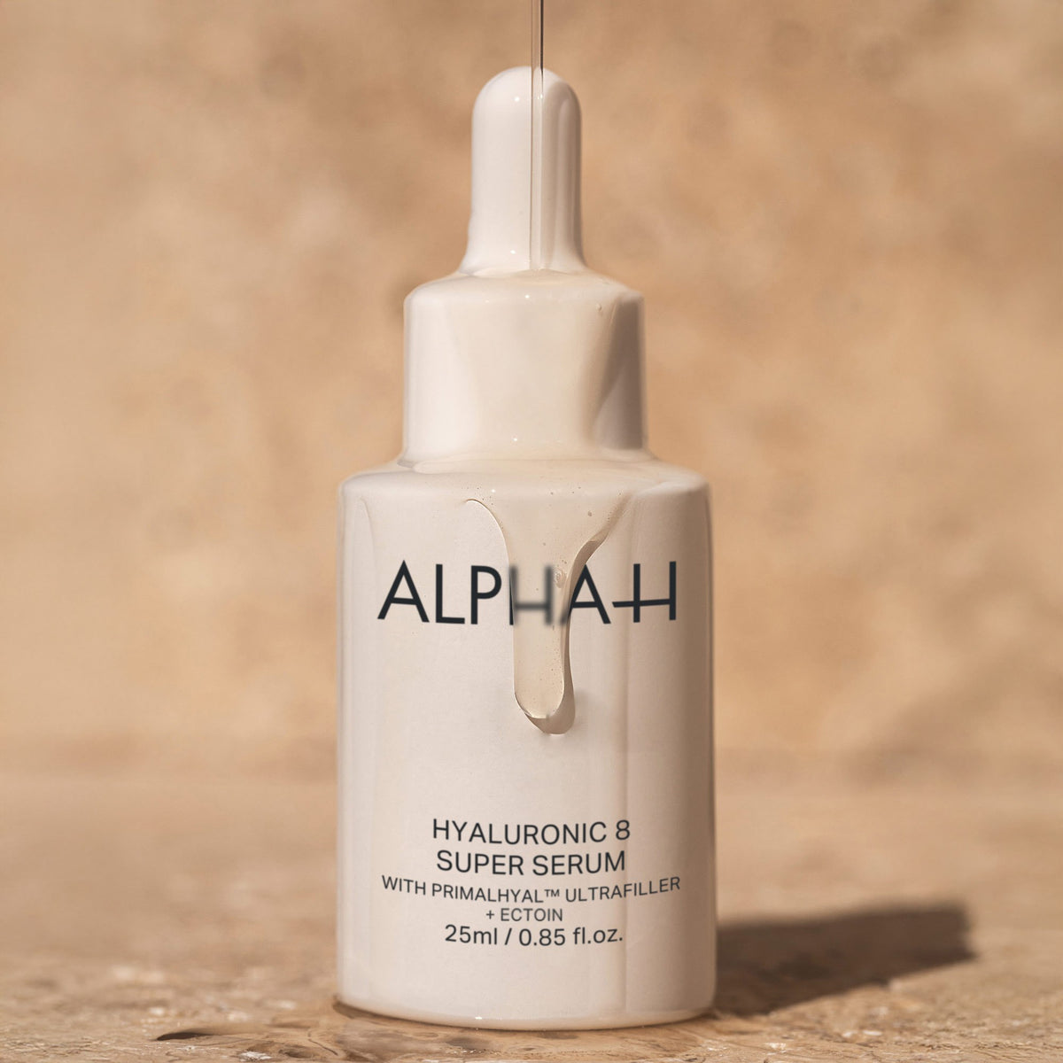 Alpha-H Hyaluronic 8 Super Serum frasco sobre arenisca