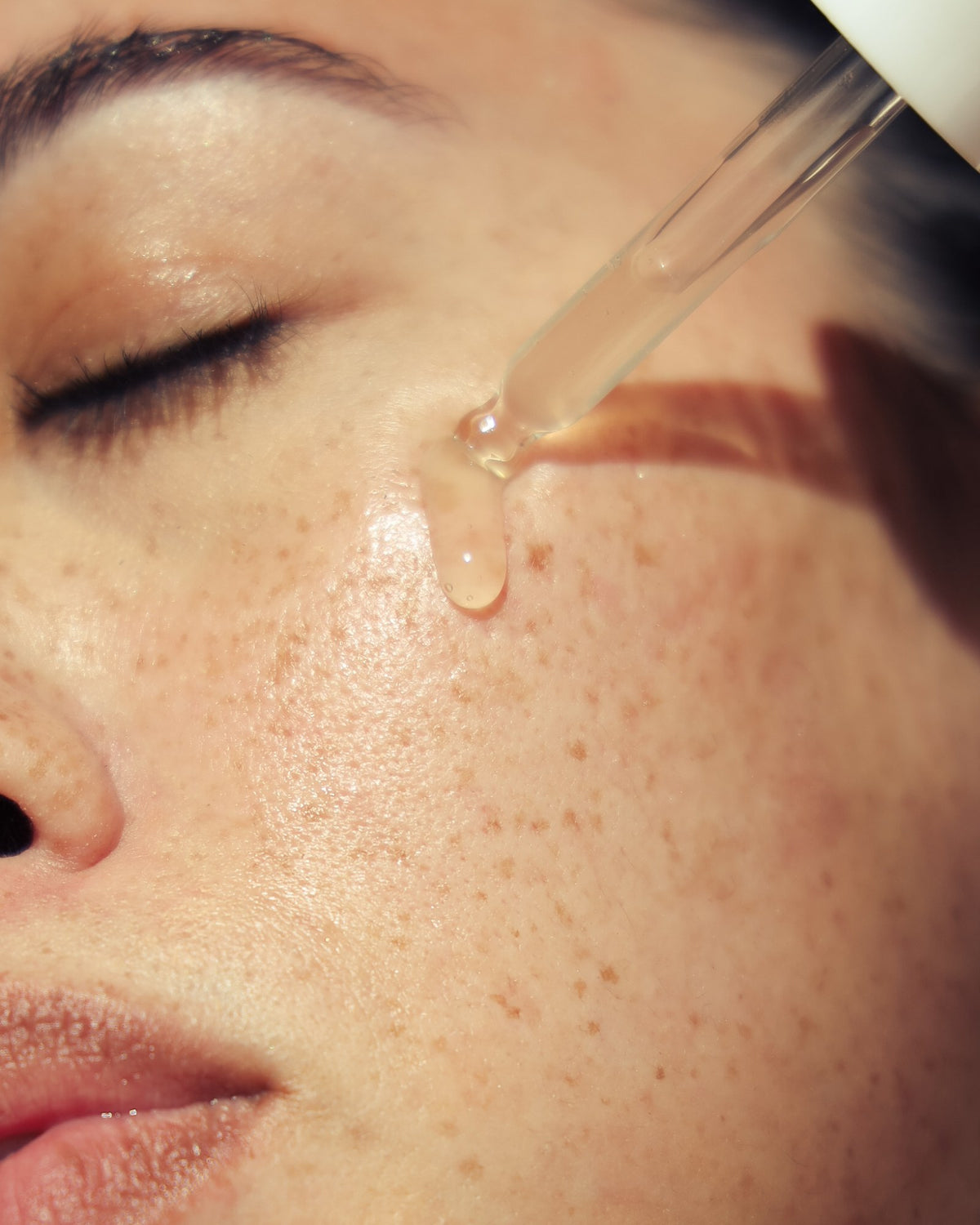 Alpha-H Hyaluronic 8 Super Serum aplicación del sérum con pipeta