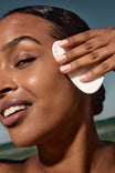Alpha-H Liquid Gold Exfoliating Treatment aplicación con disco de algodón