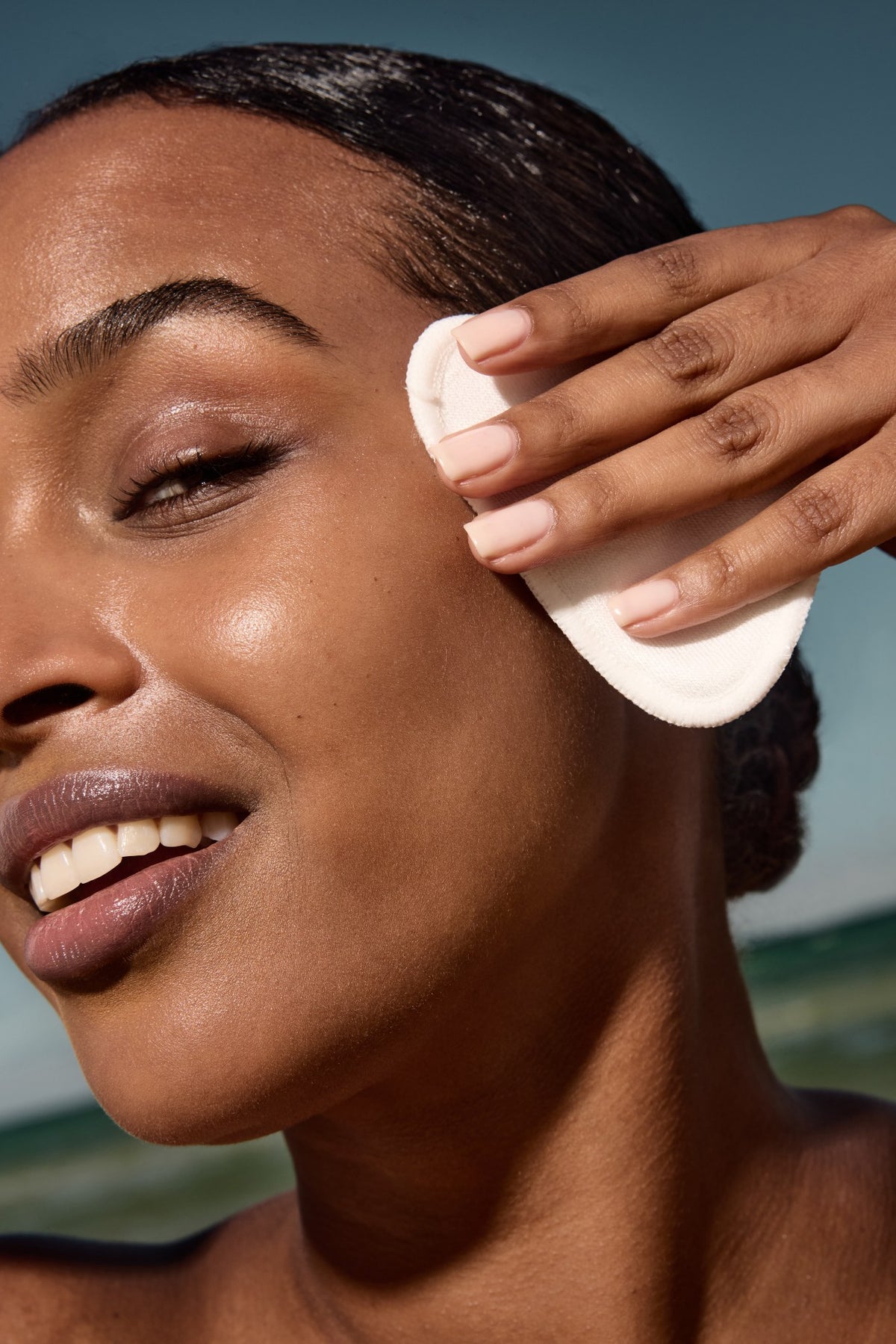 Alpha-H Liquid Gold Exfoliating Treatment aplicación con disco de algodón