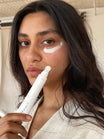 Alpha-H Liquid Gold Firming Eye Cream modelo con el tubo