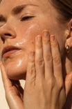 Alpha-H Melting Moment Cleansing Balm modelo con la piel limpia