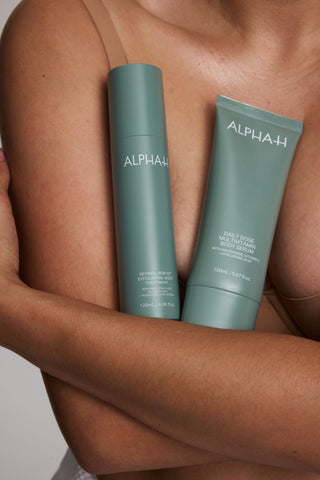 Alpha-H Retinol Reboot Exfoliating Body Treatment frasco contra el brazo