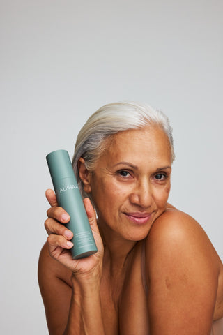 Alpha-H Retinol Reboot Exfoliating Body Treatment modelo con el frasco