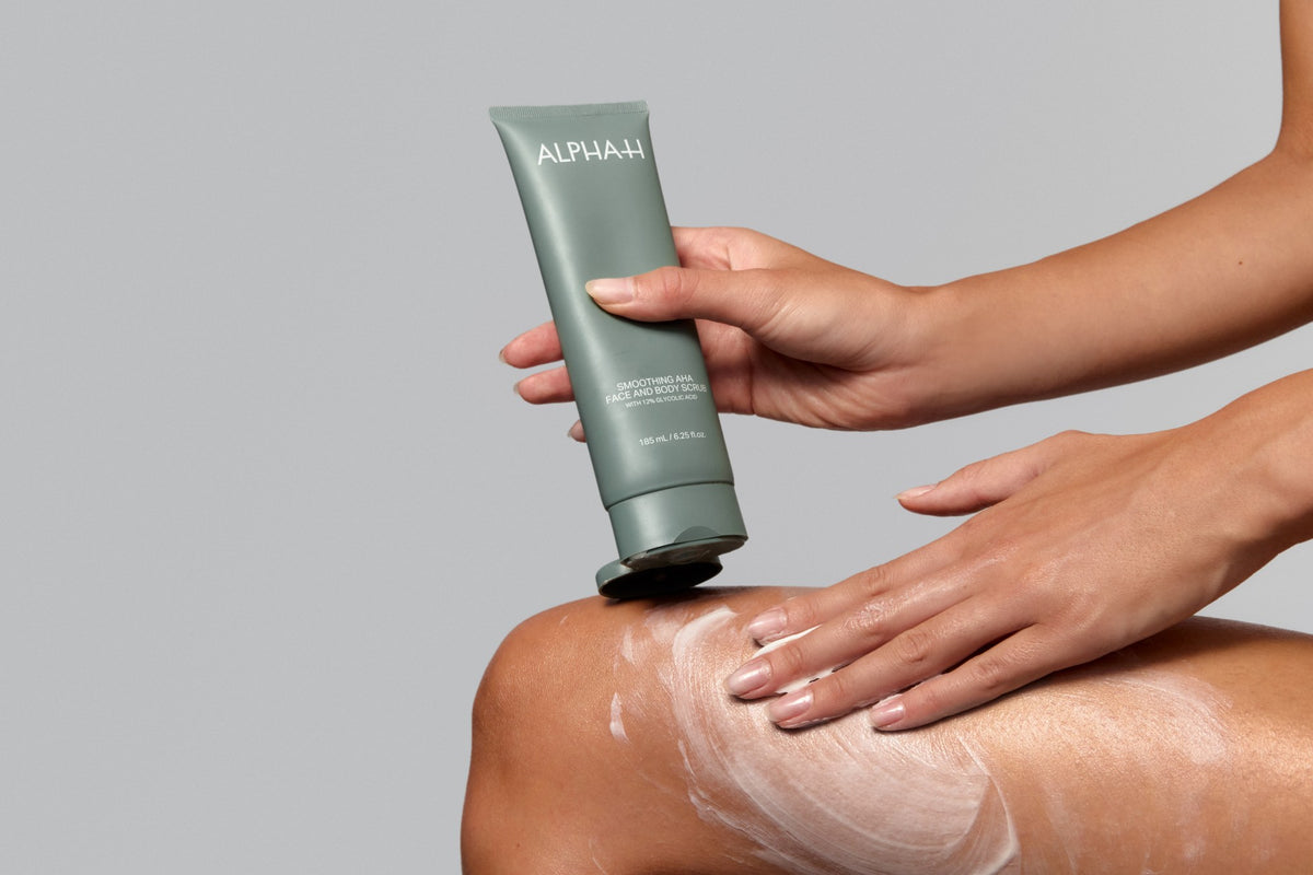 Alpha-H Smoothing AHA Face and Body Scrub aplicación del exfoliante en la pierna