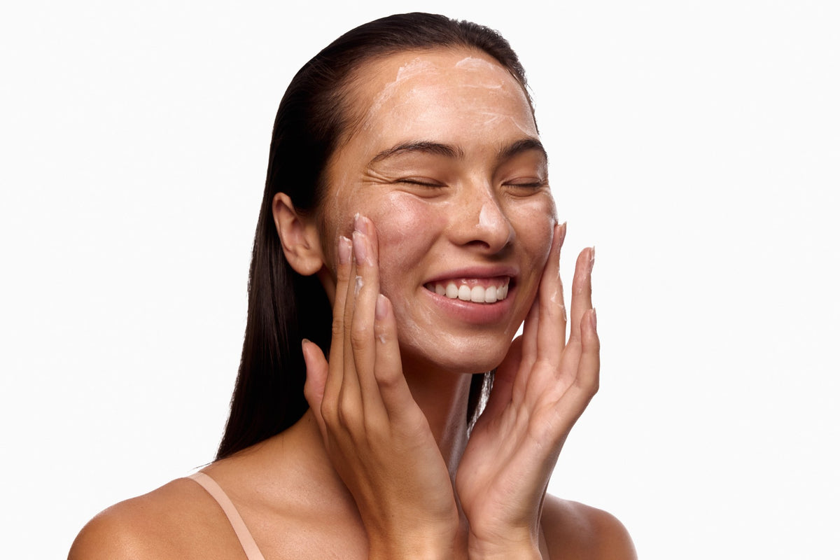 Alpha-H Smoothing AHA Face and Body Scrub exfoliante en el rostro