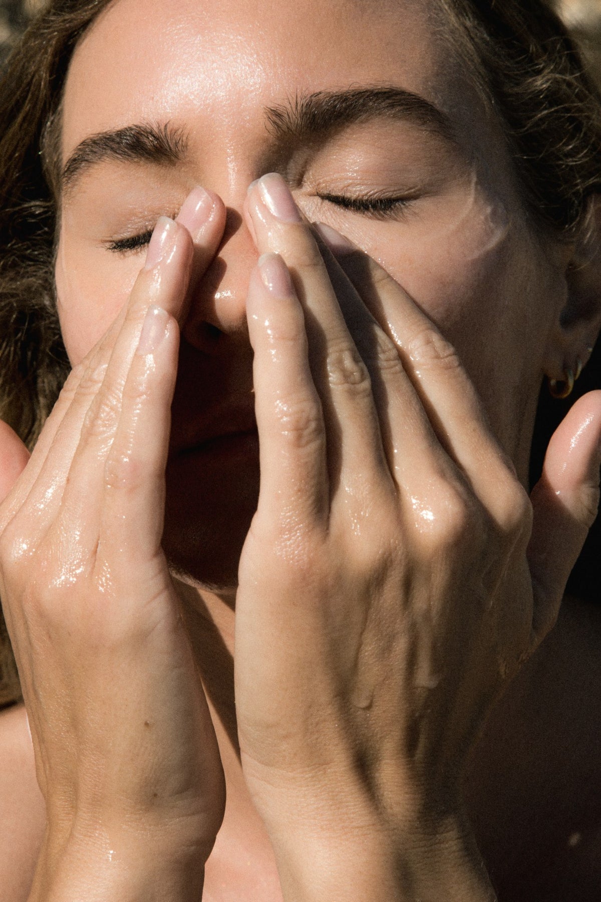 Alpha-H Triple Action Cleanser limpieza del rostro con las manos