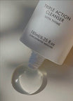 Alpha-H Triple Action Cleanser tubo con gota de gel