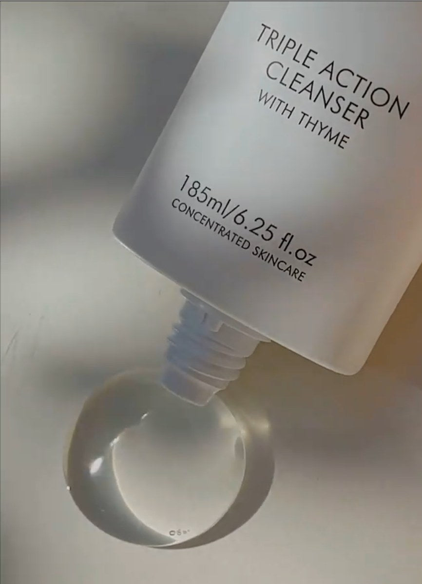 Alpha-H Triple Action Cleanser tubo con gota de gel