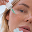 Alpha-H Vitamin B Serum aplicación del sérum con pipeta