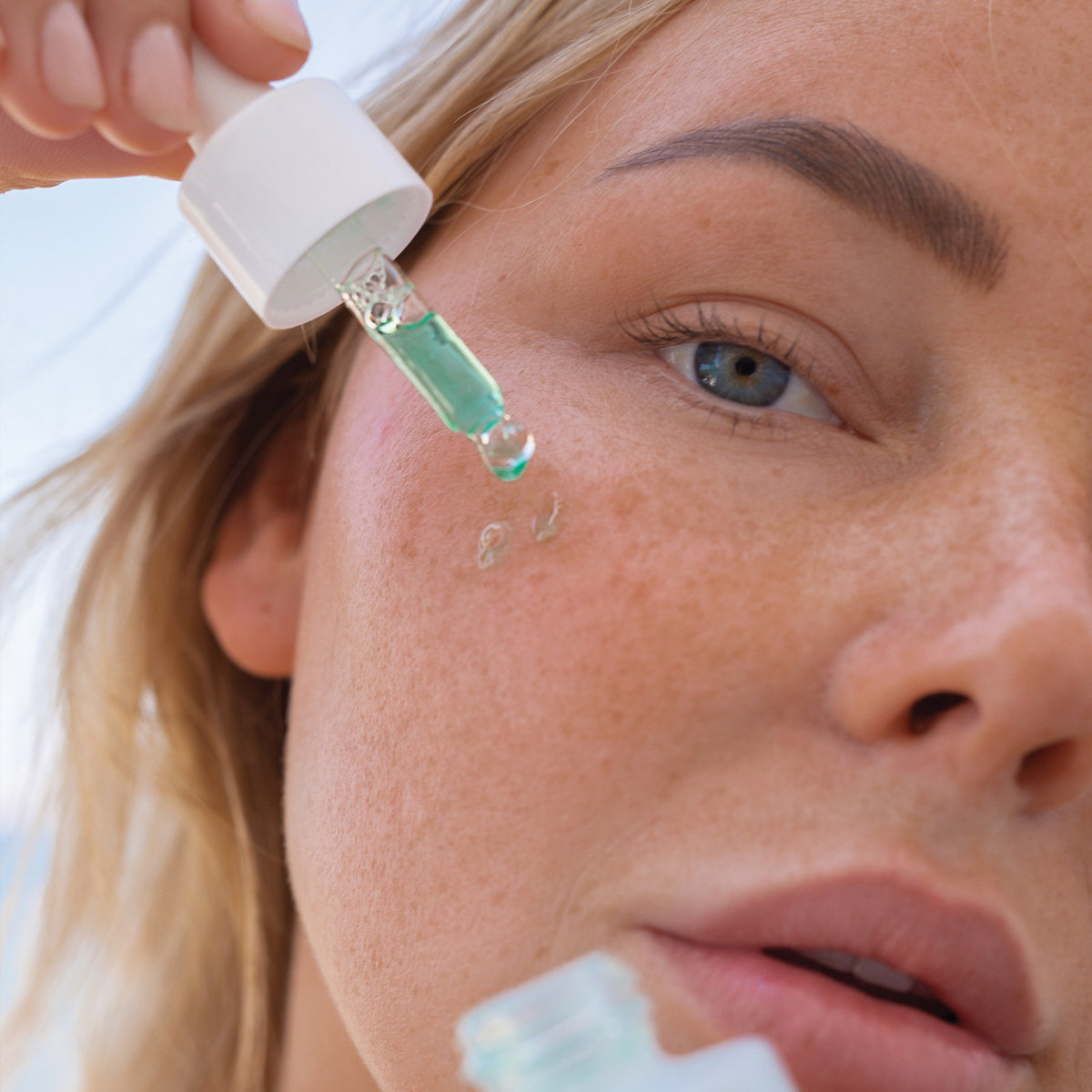 Alpha-H Vitamin B Serum aplicación del sérum con pipeta