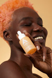 Alpha-H Vitamin C Serum modelo con el frasco