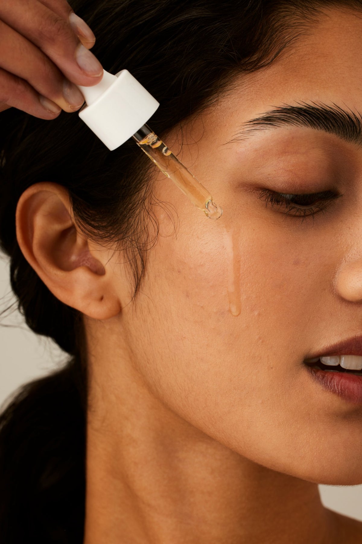 Alpha-H Vitamin C Serum aplicación del sérum con pipeta