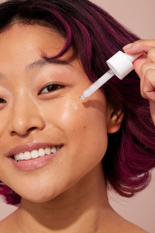 Alpha-H Vitamin E Serum modelo con piel radiante