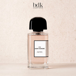 BDK Parfums 312 Saint-Honoré frasco sobre fondo de piedra clara