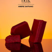 BDK Parfums Ambre Safrano imagen de ambiente con formas rojas sobre fondo naranja