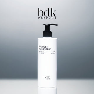 BDK Parfums Bouquet de Hongrie Body Lotion frasco con dosificador en estudio con logo bdk